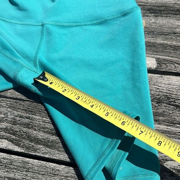ALO YOGA 6” biker Favorite Short Lettuce XS EUC - Picture 3 of 4